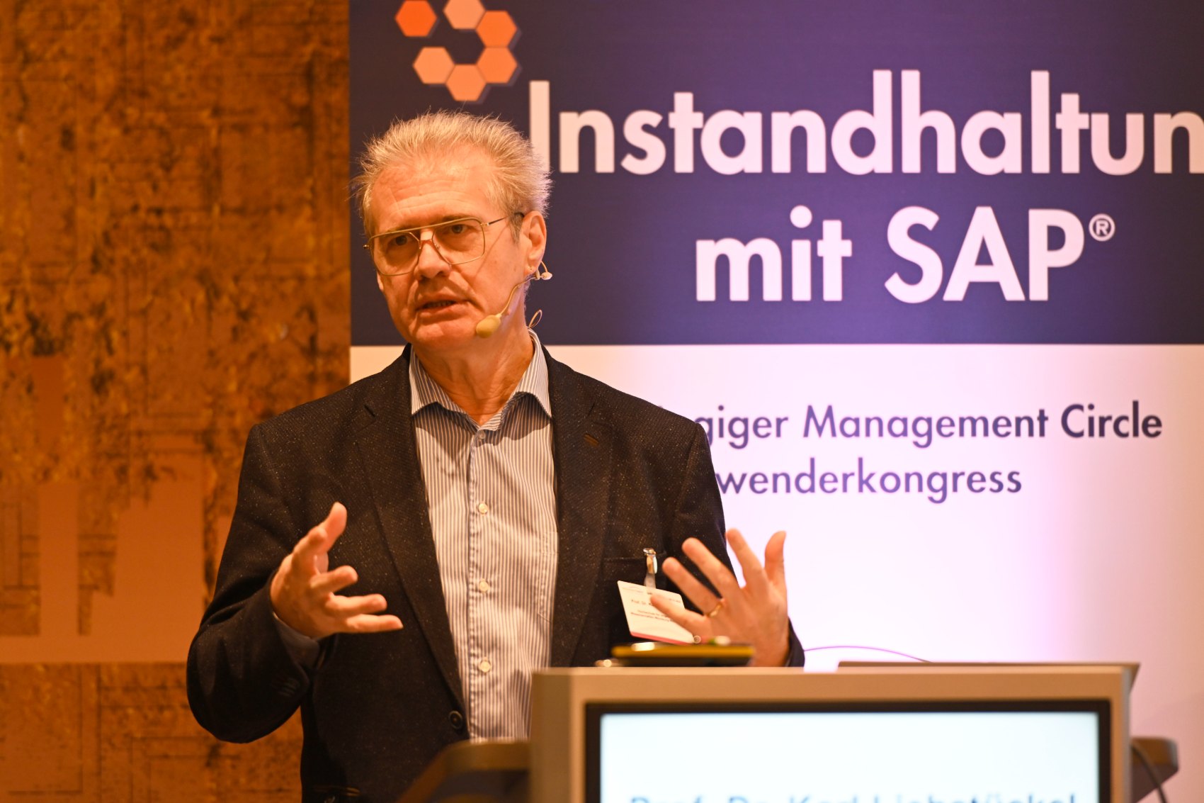 Prof. Dr. Karl Liebstückel bei einem Vortrag