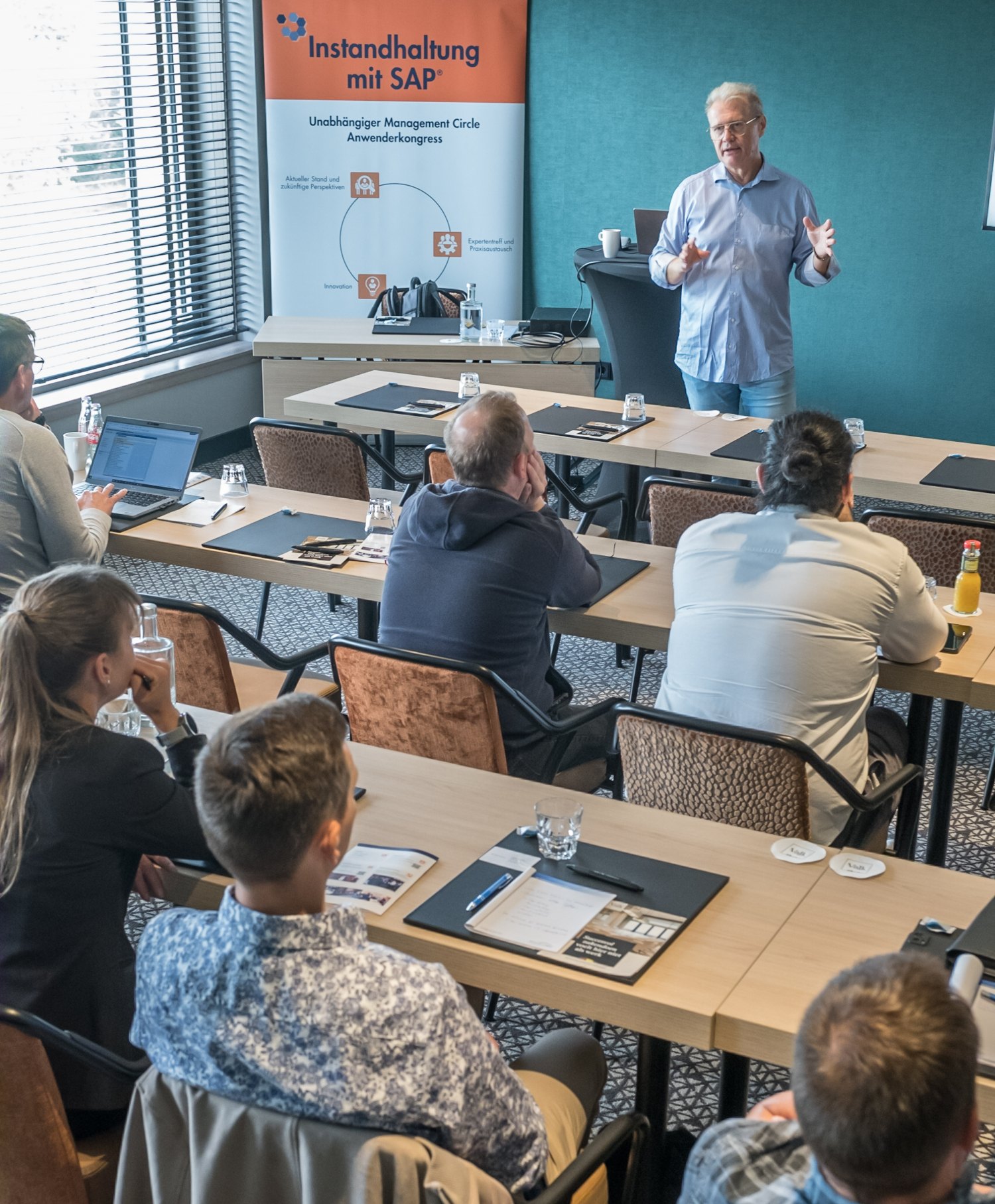 Prof. Dr. Karl Liebstückel bei einem SAP-Training mit Teilnehmern